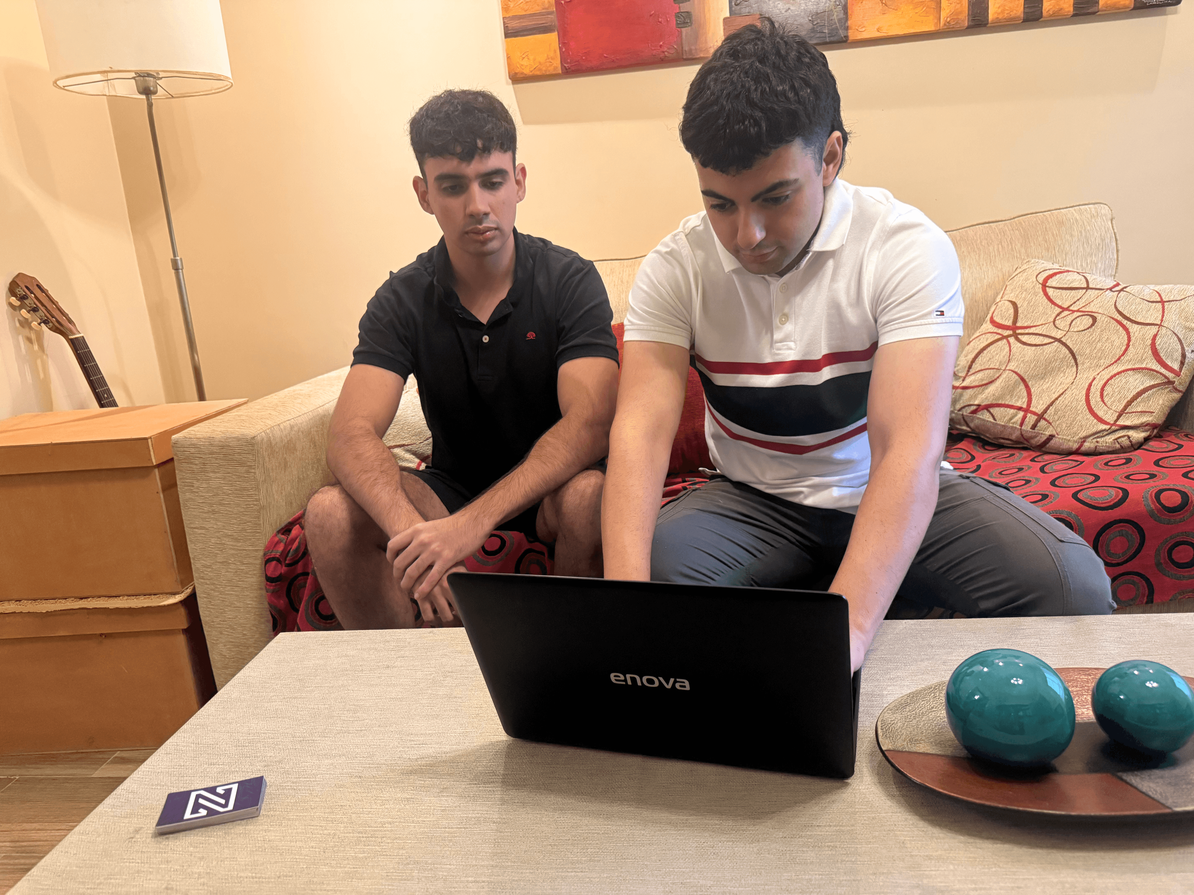 Equipo Nuvra trabajando en desarrollo de software